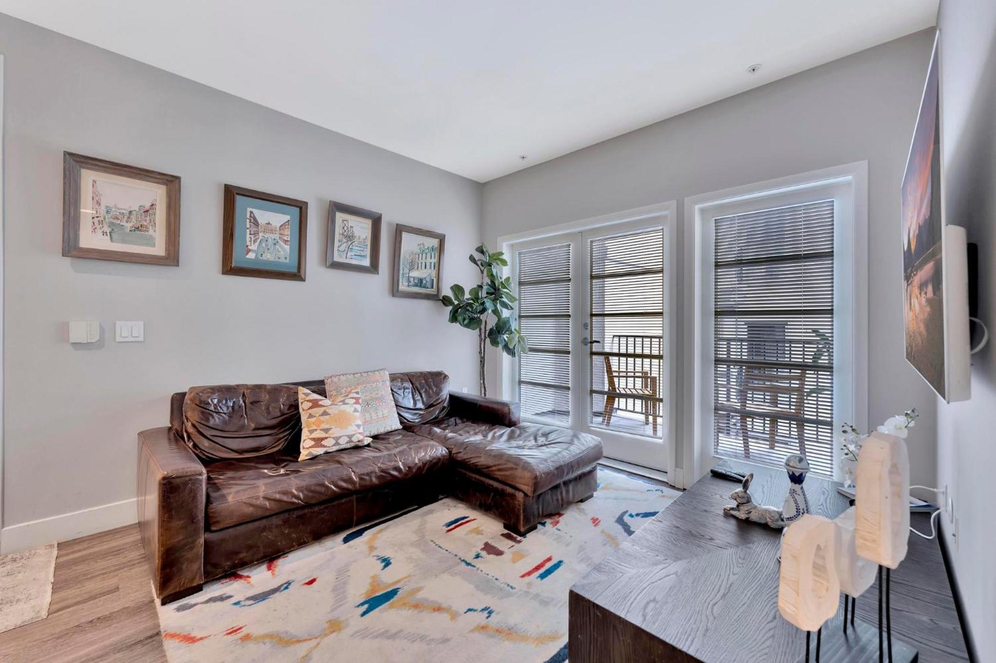1 Luxury Apartment *